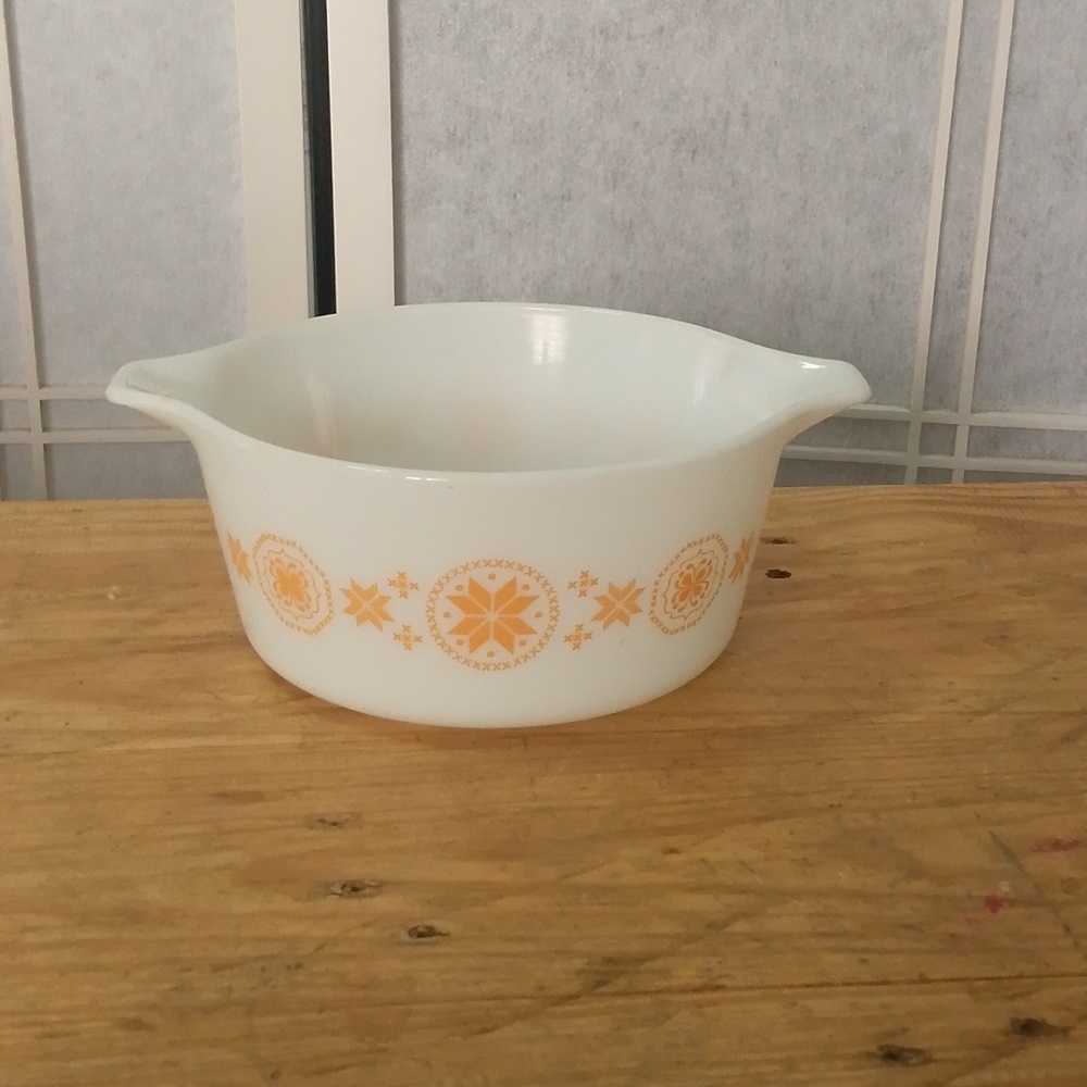Vintage Pyrex 1.5 Qt Town and Country Casserole Dish - Picture 2 of 5